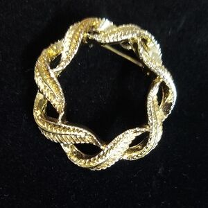 Vintage Gerrys Gold Tone Leaf Feather Round Wreath Brooch Pin Classic Christmas